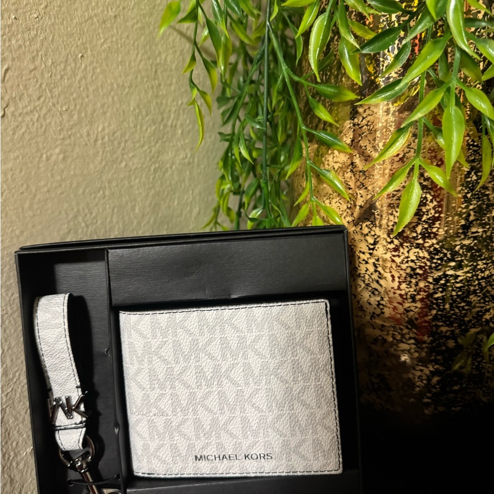 Michael Kors White Signature Bi-Fold Wallet with Wristlet Strap